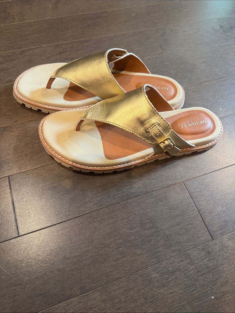 NWOT Merrell Haven Post Metallic Gold Thong Sandals with Buckle Accent